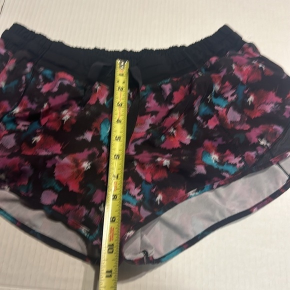 Lululemon shorty hot shorts with back pocket pull strings midnight bloom floral - Picture 3 of 11